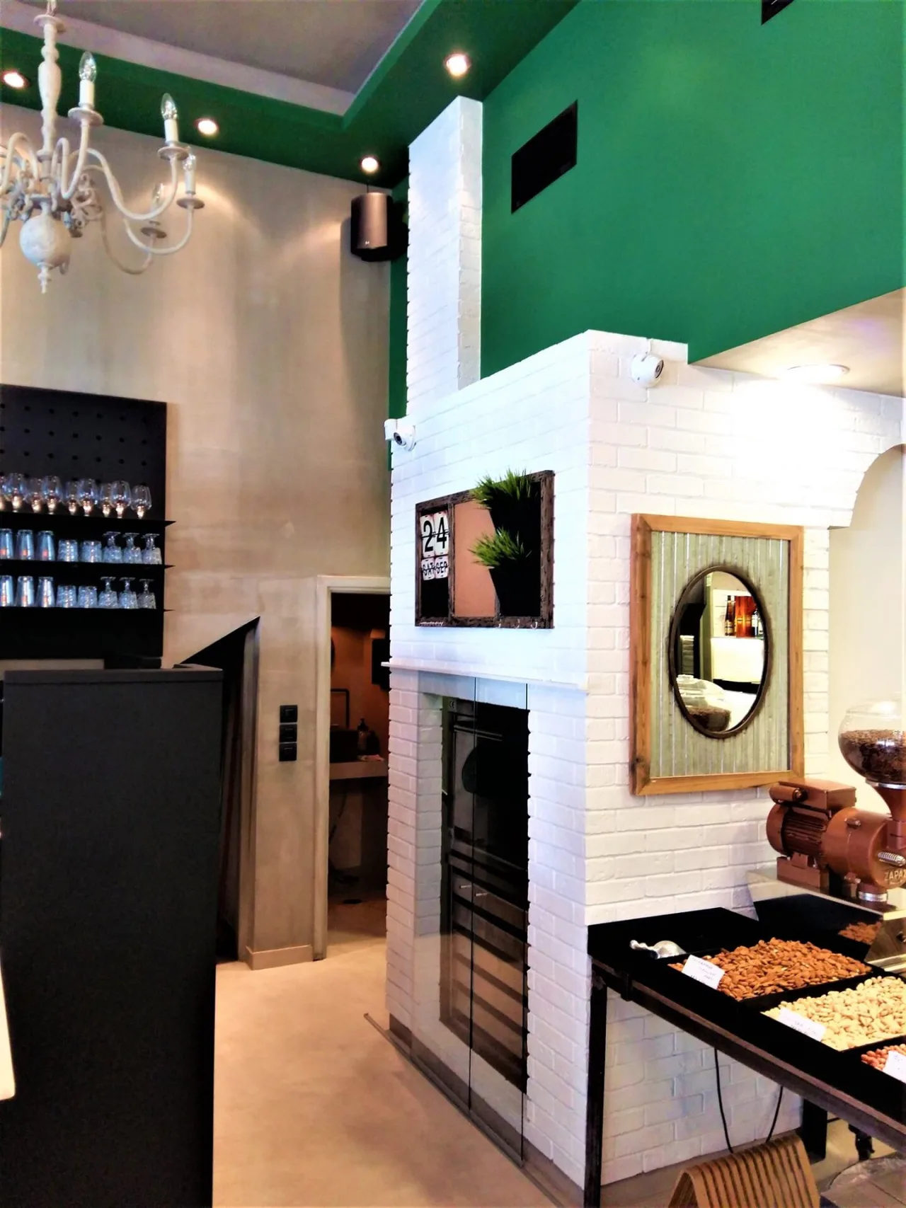 Κατάστημα με είδη cafe και ξηρών καρπών · Αργυρούπολη · φωτογραφία αρχείου 16