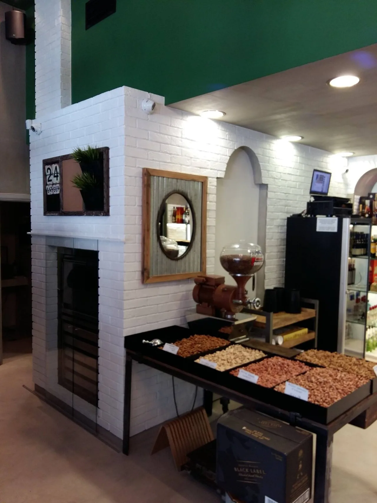 Κατάστημα με είδη cafe και ξηρών καρπών · Αργυρούπολη · φωτογραφία αρχείου 6