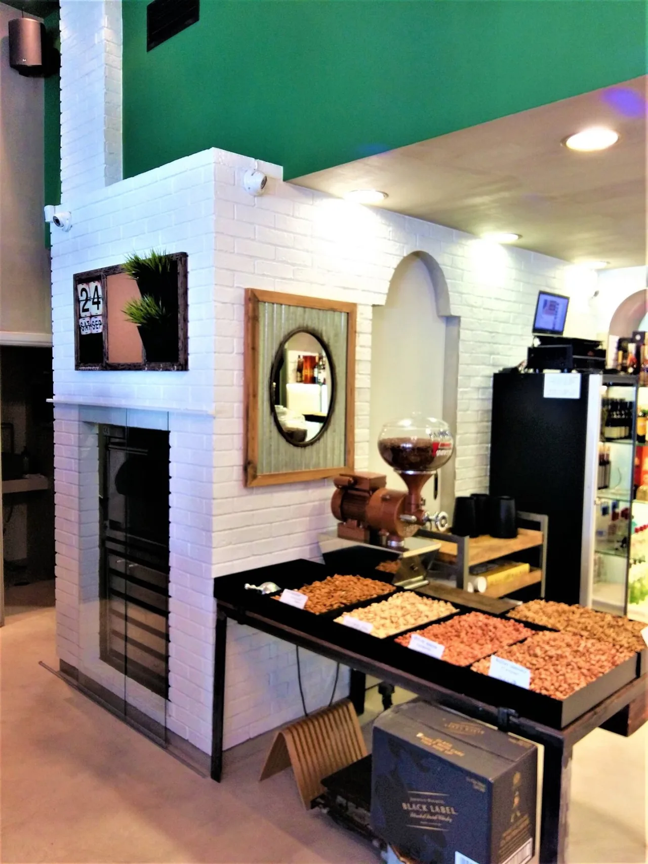 Κατάστημα με είδη cafe και ξηρών καρπών · Αργυρούπολη · φωτογραφία αρχείου 33